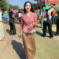 ราคา G4เสื้อลูกไม้ใส่แล้วไม่คันสีชมพูผ้าถุงสำเร็จงานซิบหลังผ้าอัดกาว #ชุดไทย #ชุดไทยประยุกต์ (1730123754127526785)