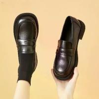 ราคา รองเท้าโลฟเฟอร์ JINxCHOY สไตล์อังกฤษ หัวกลม ส้นเตี้ย SS24 วัสดุ PU สีทึบ กันลื่นและทนต่อการสึกหรอ เหมาะสำหรับเยาวชน สไตล์เรียบง่าย เหมาะสำหรับใช้ประจำวันและชุดลำลอง รองเท้าหนังขนาดเล็กสำหรับผู้หญิง (1