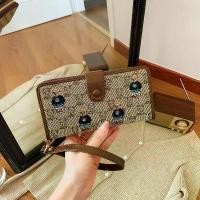 ราคา กระเป๋าสตางค์ผู้หญิง ผ้าใบ ปักลาย หมีอินเทรนด์ กระเป๋าสตางค์ใบสั้น คลัตช์ พับได้ กระเป๋าใส่เหรียญลายการ์ตูน T (1732202615828810507)