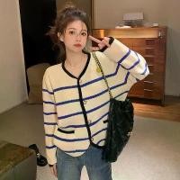 ราคา (พร้อมส่ง/1889#)เสื้อคลุมไหมพรมแขนยาวผู้หญิงลายทาง เสื้อคลุมตาร์ดิแกน ไหมพรม เสื้อกันหนาว จัดส่งเฉพาะจุด (1732785168620095133)