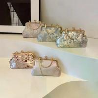 ราคา กระเป๋าถือผ้าไหม, แฟชั่น, สไตล์เรโทร, งานปัก, กระเป๋าราตรี, กระเป๋าหอยสไตล์จีน, สำหรับสุภาพสตรี (1732802352925148730)