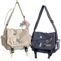 ราคา 【จัดส่งจากประเทศไทย】พร้อมส่งกระเป๋าสะพายไหล่ ทรงเมสเซนเจอร์ ขนาดใหญ่ จุของได้เยอะ สไตล์เกาหลี ญี่ปุ่น ฮาราจูกุ เรโทร สําหรับผู้หญิง และผู้ชาย devy กระเป๋า ผู้ ชาย (1729976871888718528)