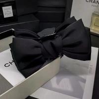 ราคา กิ๊บติดผมโบว์สองด้าน สไตล์เจนนี่ เกาหลี กิ๊บติดผมขนาดใหญ่ ขนาดเล็ก สไตล์ชาแนล เหมาะสำหรับใช้กลางแจ้ง กิ๊บฉลาม เครื่องประดับผม หวี สับ ดอกไม้ ประดับ ผม န ာ း က ပ ် ဒ ီ (1731795904919340906)