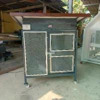 ราคา กรงสุนัขขนาดกลาง 100x100x130cm สำหรับ 1 ตัว หลังคาสมาร์ทบอร์ด พื้นกระเบื้อง ช่องระบายน้ำ มุ้งกันยุง ล้อล็อกได้ พัดลม 8" ไฟ เลือกสีได้ แข็งแรงทนทาน รับน้ำหนัก 80-100kg (1732545044490126631)