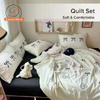 ราคา ชุดผ้าปูที่นอน ผ้าปูที่นอน 6 ฟุต พร้อมผ้านวม 5 ฟุต ดีไซน์โบว์ลายปักดอกไม้ เหมาะสำหรับเตียงขนาด 6 ฟุต (1730726584208099546)