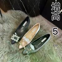 ราคา รองเท้าเพิ่มความสูง 5 ซม. สไตล์ฝรั่งเศสผ้าซาติน หัวเข็มขัดสี่เหลี่ยมเพชรเกล็ดหิมะ ปลายแหลม รองเท้าทรงเบา ทรงตื้น เหมาะสำหรับรองเท้าแต่งงานและการเดินทาง จิบิ ตัว ติด รองเท้า ปลา (1732266607859763108)