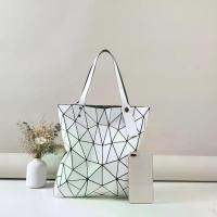 ราคา พิกัด กระเป๋าผู้หญิง Miyake กระเป๋าโท้ทความจุขนาดใหญ่ใหม่ กระเป๋าโท้ท ดีไซน์ลายฉลุเรขาคณิต กระเป๋าสะพายข้างสามเหลี่ยมแฟชั่น กระเป๋าถือ กระเป๋าสะพายไหล่ คอลเลคชั่น LSM [1626] เหมา (1731265315721873363)