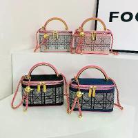 ราคา กระเป๋าสะพายข้างมินิ ลายงู สำหรับผู้หญิง สไตล์ยุโรปและอเมริกา Ins ข้ามพรมแดน สไตล์ชาแนล ขนาดเล็ก แฟชั่น กระเป๋ากล่อง บุคลิกภาพ ลายงู 2025 กระเป๋า สียีนส์ กระเป๋า ปลา (1731838380134074308)