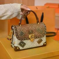 ราคา กระเป๋าใบเล็กสำหรับผู้หญิง ระดับไฮเอนด์ กระเป๋าสะพายป้ายวินเทจฤดูใบไม้ร่วง ใหม่ กระเป๋าสะพายข้างมือถือ กระเป๋าทรงสี่เหลี่ยมเล็ก กระเป๋ากล่อง กระเป๋า ทรง หมอน kith กระเป๋า สี (1732350475566548412)