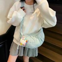 ราคา กระเป๋าใส่ผู้หญิง จี้ฤดูใบไม้ร่วง วัสดุไนลอน กระเป๋าหนังเกี๊ยว กระเป๋าสะพายไหล่เดียวและสะพายข้าง มีซิป ปี 2025 กระเป๋ shoulder bag กระเป๋า ใส่ ตัวอักษร กระเป๋า ออฟฟิศ hobo b (1731786700127765639)