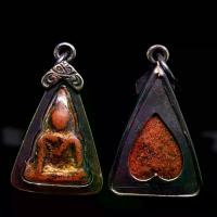 ราคา [พร้อมส่ง] จี้พระ พระเครื่อง พระนางพญาพิมพ์เล็ก กรุวัดนางพญา จ.พิษณุโลก เนื้อผงเก่า(เลี่ยมกรอบเงินเก่าขนาด2.0×3.5ซม.) (1732367651244115292)