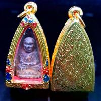 ราคา [เก็บเงินปลายทาง] จี้พระ พระเครื่อง หลวงปู่ทวดเหยียบน้ำทะเลจืด เนื้อผงเก่า วัดช้างให้ ปี2497 แถมฟรี!กรอบทองลงยา(ขนาด3.0*5.5)ลายของกรอบอาจมีการเปลี่ยนแปลง (1732533488851649884)