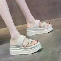 ราคา รองเท้าแตะส้นด้านในค่อนข้างหนา, สำหรับผู้หญิง, สามารถสวมใส่กลางแจ้ง, ส้นลิ่ม, แฟชั่น, พร้อม Rhinestones, ฤดูกาลใหม่ 2025 croc jibbitz th รองเท้า เเตะ ส้นสูง รองเท้า jellybunn (1732318177795147228)