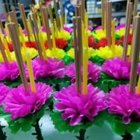 ราคา ดอกไม้ลอยกระทง(ธูปเทียนในดอกเดียวกัน) ธูปเทียนลอยกระทง ดอกไม้ปักกระทง ธูปเทียนปักกระทง แบบ 2in1 สีทูโทน (1732615758345635489)