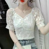 ราคา เสื้อสตรีลูกไม้ฤดูร้อน คอเหลี่ยม สไตล์ฝรั่งเศส แขนพัฟ กระดุมข้อมือ แขนสั้น สีขาว เสื้อชีฟองสั้น สไตล์ใหม่ ปี 2025 เสื้อ ปาด ไหล่ กากเพชร สาวอวบ (1732386299959084431)