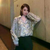 ราคา เสื้อเชิ้ต ผ้าชีฟอง พิมพ์ลายงูหลาม บรอนเซอร์ คุณภาพสูง ทันสมัย สำหรับผู้หญิง ดีไซน์หลวม เสื้อเชิ้ต Niche แฟชั่นฤดูใบไม้ผลิและฤดูร้อน ใหม่ในปี 2024 (1730810701333891267)