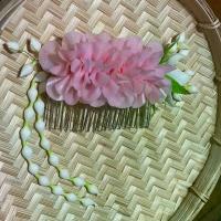 ราคา มาลัยดอกรักดินปั้นติดผมหวีเสียบ แฮนด์เมด ดอกรักงานฝีมือ ย้อนยุค ดอกไม้ติดผม มาลัยติดผมประดิษฐ์ รำไทยมาลัยติดผมนางรำ งานแฮนด์เมด เครื่องประดับไทย (1729574069922662553)