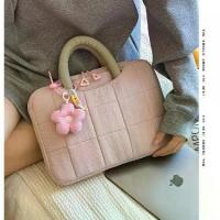 ราคา กระเป๋าแต่งหน้า ทรงสี่เหลี่ยม มือถือ แฟชั่นใหม่ ความจุมาก แบบพกพา กระเป๋าเก็บของ เหมาะสำหรับการเดินทาง ดีไซน์น่ารัก เป้ ใบ ใหญ่ (1732707888411805025)