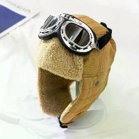 ราคา หมวกนักบิน กันลม มีที่ปิดหูกันหนาว แว่นตา โพลีเอสเตอร์อุ่นและหนา สำหรับปีนเขากลางแจ้ง ปั่นจักรยาน และขี่มอเตอร์ไซค์ สีเบจพร้อมสายรัดสีดำ ดีไซน์หนา (1732690696403650483)