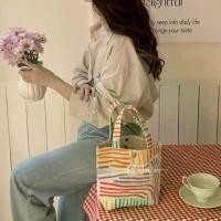 ราคา กระเป๋าผ้าแคนวาสแบบใช้มือถือ ดีไซน์สายรุ้ง เหมาะสำหรับทำงาน กระเป๋าใส่ของขนาดเล็ก กล่องอาหาร กล่องเบนโตะ กระเป๋าพักผ่อนสำหรับนักเรียน (1730617262677068113)