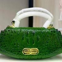 ราคา Women's Elegant Compact Handbag - Gold Hardware Accessories, Convertible to Crossbody/Clutch Bag, Suitable for Formal and Daily Use - Available in Orange Red, White, Green, Black (1733412916380731066)