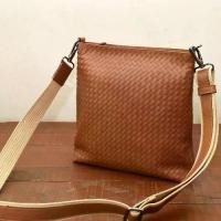 ราคา messenger bag intrecciato กระเป๋าสะพายสานหนังแท้ กระเป๋าผู้ชายสานหนังแท้ แบรนด์ klaas ของแท้ (1729497634655210213)