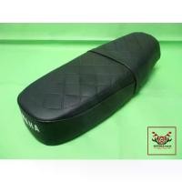 ราคา DOUBLE SEAT COMPLETE “BLACK” Fit For YAMAHA YL2-G // เบาะ หนังพีวีซี สีดำ ปั๊มลายข้าวหลามตัด (1733241195518395476)