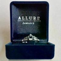 ราคา จัดส่งฟรี กทม คลังสินค้า แหวนเงินแท้ 925 ชุบเคลือบทองคำขาว ประดับเพชร CZ Swiss Diamond เกรดพรีเมียม รุ่น Little Princess [ ALLURE Jewelry ] (1733199434844374608)