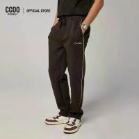 ราคา CC DOUBLE O กางเกงวอร์มแต่งขอบเส้นสีตัดกัน ผู้ชาย CONTRAST PIPING TRACK PANTS รุ่น O25WGME046 (AW25 #E2) (1733081914005751550)