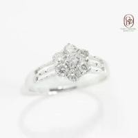 ราคา Flower Diamond Ring แหวนเพชรกระจุกหน้ากว้าง (1732923322524861965)