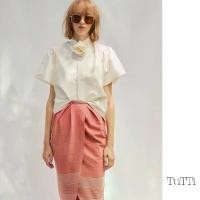 ราคา [พร้อมส่ง] TuTTi ทรูลี่ไทย Autumn silk shirt เสื้อเชิ้ตแขนสั้น ทําจากผ้าไหมไทย / ไหมแก้ว  พร้อมดีเทลดอกกุหลาบผ้าไหม Thai silk / Silk Organza เสื้อเชิ้ตไปงาน Pre order (1732983195478164758)