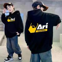 ราคา Ari เสื้อกันหนาวเด็ก Ari Football Jersey ฮู้ดแขนยาว Cotton Fashion ฮู้ด Graphic Ari Kids Hoodie Y2k Tops ลายการ์ตูน นุ่มใส่กันลม กันหนาว สำหรับเด็ก 2 สี (1732127245424822674)