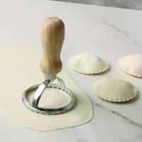 ราคา 3-piece dumpling tool set Material: Zinc alloy die-casting + wooden handle Size: Round shape: 6.3*6.3*10.2cm, 51g Square shape: 7*7*10.5cm, 64g Biscuit cutter: 12.8*4*2 (1733435380158072623)