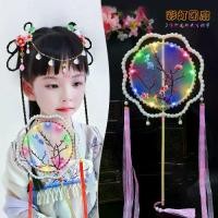 ราคา พัดลมกลมด้ามยาว สไตล์โบราณ มีไฟ ดุเหอวง พัดลมวังแปดกลีบวงกลมคู่ อุปกรณ์เสริมฮั่นฝู พัดลมพร็อพ เหรียญ เจริญ พร พระ เครื่อง หลวง พ่อ แพวัด พิกุล ทอง หิ้ง ซื้อ รับเช่า กรอบ พับคู่ ป (1732353999990392621)