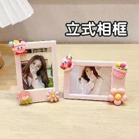 ราคา กรอบรูป ขนาดเล็ก 3 นิ้ว สไตล์ยุโรป ระดับไฮเอนด์ หรูหรา ขาตั้งรูปแนวตั้ง เหมาะสำหรับโต๊ะทำงาน กรอบรูปโพลารอยด์ กรอบ รูป ประกาศนียบัตร ดิจิตอล อัด ใส่ clock เครื่อง นาฬิกา แขวน โคม (1732309133755909554)