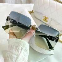 ราคา แว่นดํา แว่นตากันแดด กรอบสี่เหลี่ยม ไล่โทนสี กรอบทรงเหลี่ยม ไล่โทนสีป้องกันรังสี แฟชั่นเรโทร คําแนะนําการขายที่ร้อนแรงในเดือนนี้ แว่นกันแดด แบรนด์เนม สี ชา ตาเลนส์ ออโต้ ของ (1732925549972194851)