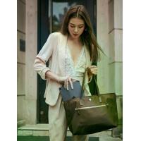 ราคา Tote Me in Taupe : กระเป๋าสะพาย ALEXIS TOTE ME คอลเลคชั่นกระเป๋าสะพาย สีน้ำตาลทอง (1732586677503297304)