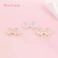 ราคา ขายดีประจำเดือนนี้ สินค้าแนะนำ Motta Earring ต่างหูติดหูชุบทองคำขาว ผีเสื้อประดับเพรช (1733296523995743864)