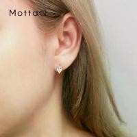 ราคา Motta Earring ต่างหูติดหูชุบทองคำขาว เพชรเม็ดเดียวทรงหยดน้ำ (1733463232493356583)