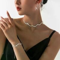 ราคา Hot-selling women's necklace, bracelet, and earring wedding jewelry three-piece set, exquisite rhinestone bridal accessories (1733199173108008700)