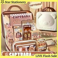 ราคา ของใหม่ คาวาอิ ชุดเครื่องเขียน Capybara สมุดโน้ตสติ๊กเกอร์ น่ารักน่ารักๆ อุปกรณ์การเรียนหลังเลิกเรียน ที่เหลาดินสอ ไม้บรรทัด, ดินสอ, กล่องใส่ปากกา ถุงของขวัญสำหรับนักเรียน (1733338985023244139)
