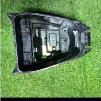 ราคา [จัดส่งทันที] กล่องเก็บของ (แบบใส่แบตแห้ง) สำหรับรุ่น SPARK NANO อะไหล่แท้ YAMAHA 50P-F473R-10 (1733009962314335528)