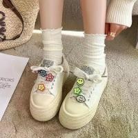 ราคา รองเท้าผู้หญิง แฟชั่นสไตล์เกาหลี สีขาวออฟไวท์ รองเท้าผ้าใบพื้นหนา สีสันสดใส ลายการ์ตูนดอกไม้และหน้ายิ้ม หัวเข็มขัดรองเท้า ถอดออกได้ นุ่มและดีไซน์เฉพาะ เหมาะสำหรับสาว ๆ รองเท้าลำล (1733183883554424774)