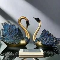 ราคา คู่รูปปั้นหงส์หรูหรา ตกแต่งเรซินสีทองและน้ำเงินสำหรับห้องนั่งเล่น ตู้เก็บไวน์ ตู้วางทีวี | การตกแต่งบ้านอย่างประณีต ตกแต่งรูปหงส์ ปลาตะเพียน สาน ช่อ ดอกไม้ สีชมพู ต้น ผ้าป่า เครื (1733064338610160815)
