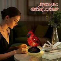 ราคา แสงบรรยากาศ เรซิน โคมไฟตั้งโต๊ะรูปนกสีแดง ทำด้วยมือ ไม่ซ้ำใคร โคมไฟกระจกสี แสงสว่างนุ่มนวล ประณีต โคมไฟตั้งโต๊ะรูปนก โต๊ะข้างเตียง (1733197299495110240)