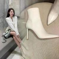 ราคา รองเท้าบูทสั้นสีขาวสำหรับผู้หญิง รองเท้าบูทมาร์ตินส้นสูง ใหม่ ฝรั่งเศส กริช กลางน่อง ส้นสูง แหลม ยืด รองเท้าบูทหุ้มข้อสีขาว ฤดูใบไม้ร่วง (1729736577520732584)