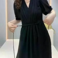 ราคา เดรสคอวีระดับไฮเอนด์ สีดำ ยาว คลุมเข่า สไตล์ลำลองใหม่ ฝรั่งเศส สีพื้น เอวแน่น สลิม ชุดนางฟ้า ปี 2024 (1730571776086084012)