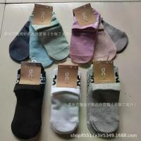 ราคา ถุงเท้า On Socks แพ็ค 3 คู่ สไตล์ Angpao สำหรับคู่รัก ถุงเท้าผู้ชายและผู้หญิง แฟชั่นทันสมัย ความยาวกลางน่อง ถุงเท้ากีฬา (1734209731890743048)