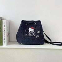 ราคา กระเป๋า Hello Kitty ใช้ได้ทุกวัน จะถือก็เก๋ จะสะพายก็ชิค! ลิขสิทธิ์แท้ - ผ้ายีนส์ สวยเก๋ ปักลาย - ขนาด 21×23×10.5 cm ปลา กระเป๋าสตางค์ ใบเล็ก ราคา ถูก คุณภาพ เต็ม ร้อย ข้าง (1733147060674266612)