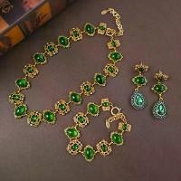 ราคา ชุดสร้อยคอ กำไล และต่างหูทองแดงชุบทองคำแท้ ฝังเพชร สีเขียวแก้วโปร่ง รุ่นวินเทจ (1733515863623304355)